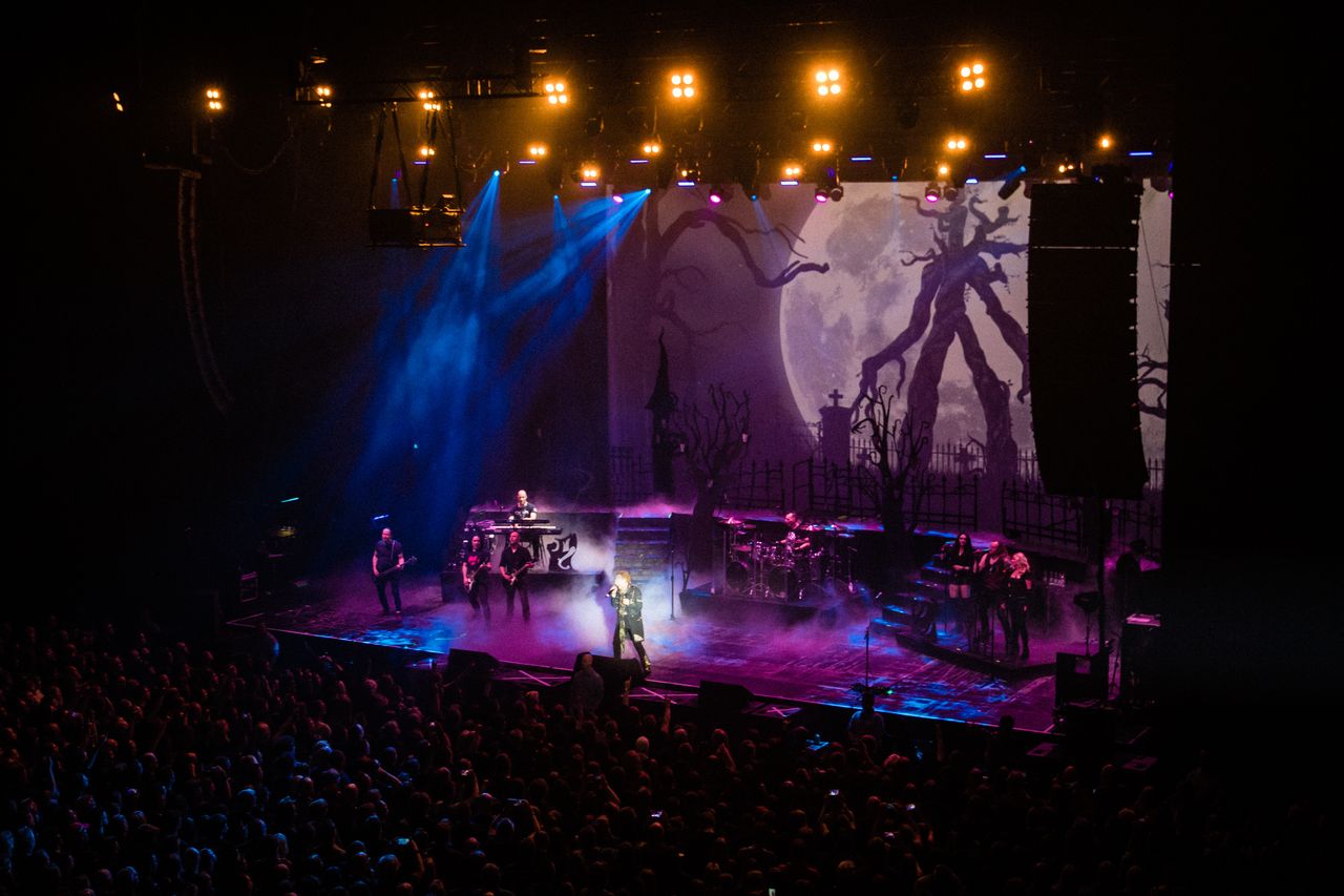 Weitwinkel auf die Avantasia-Bühne mit Mond-und-Baum-Kulisse, blauen Lichtkegeln und vollem Saal
