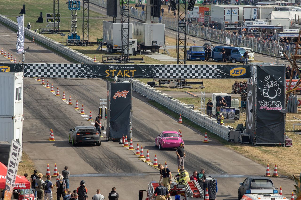 Zwei Autos an der Startlinie der Dragrace-Strecke beim Werner-Rennen, gesäumt von Pylonen und Zuschauern